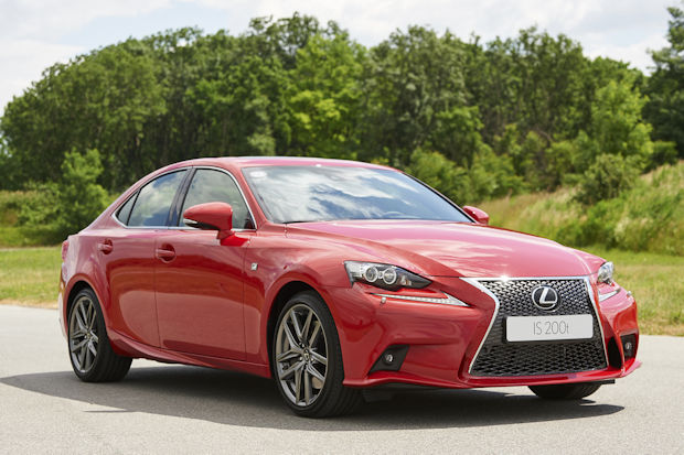 Der neue Lexus IS 200t leistet 180 kW/245 PS und verfügt über eine sequenzielle 8-Stufen-Direktschaltautomatik.