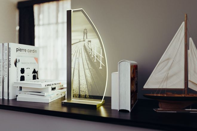 Fans der maritimen Lebensweise können sich einen Leuchtturm mit Steg in die Lampe eingravieren lassen.