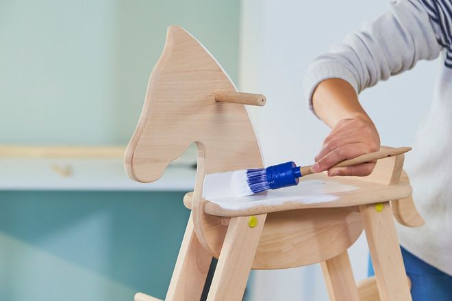 Spezielle Renovierfarben für Holz verleihen auch Spielsachen einen gänzlich neuen Look.