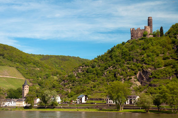 Eingerahmt von Schlössern und Burgen, flankiert vom sich sanft dahinschlängelnden Rhein: Das Weinanbaugebiet Mittelrhein ist bekannt für seine hervorragenden Weißweine.
