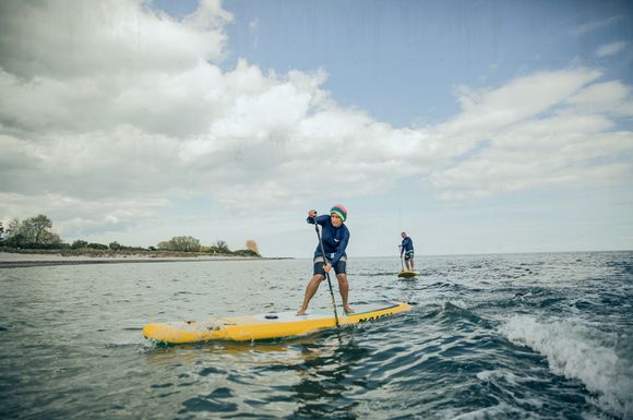 Der Stand-Up-Paddling-Boom geht weiter - auch an der Ostseeküste Schleswig-Holsteins und Dänemarks.