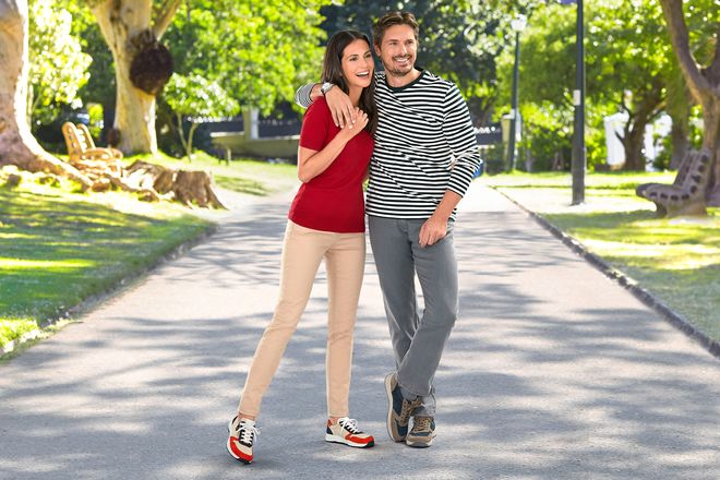 Bequem und stylish schließen sich nicht aus - das zeigt sich deutlich bei der Schuhmode. Im Trend liegt flaches und leichtes Schuhwerk, das den Füßen Bewegungsraum und Komfort bietet.