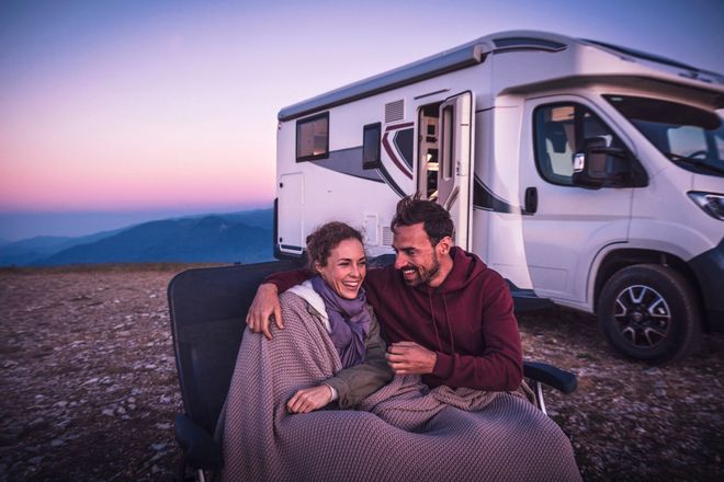 Passionierte Campingfans schätzen das Gefühl von Freiheit und Verbundenheit zur Natur. Wird es mal frisch, kann die Klimaanlage auch heizen.