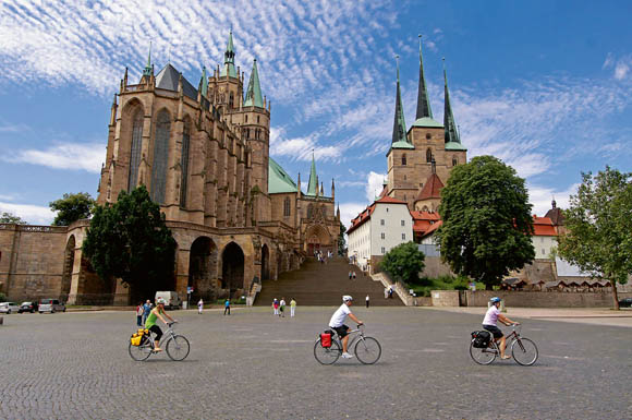 Über eine 70-stufige Freitreppe gelangt man vom Erfurter Domplatz auf den Domberg mit dem Dom St. Marien. In dieser Kirche wurde Martin Luther zum Priester geweiht.