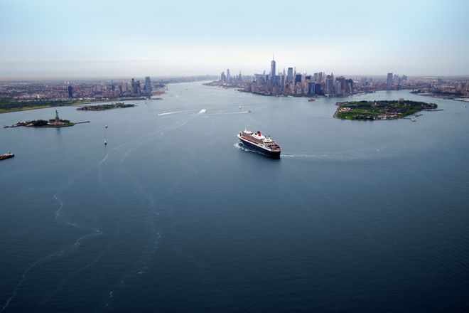 Unvergleichlich: New York mit der Freiheitsstatue links im Bild und der Skyline von Manhattan im Hintergrund.