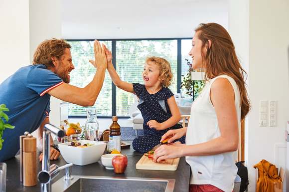 Selbst gekocht schmeckt immer gut, und Spaß macht es mit Mama und Papa sowieso.