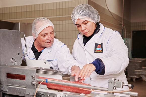 Marianna Rubino in Aktion: "Mich hat das Interesse am Rohstoff Fleisch und insbesondere der Wurstproduktion sowie die Bearbeitung und Veredelung der Produkte zu dieser Ausbildung geführt."