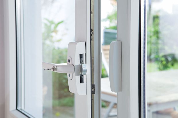 Mechatronischer Einbruchschutz im Handumdrehen: Die neuartige Funk-Fenstergriffsicherung FO400 E setzt Einbrechern einen Druckwiderstand von über einer Tonne entgegen. Gleichzeitig detektiert und meldet das System auch den Einbruchsversuch.