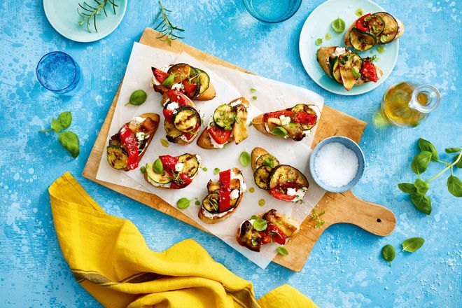 Antipasti-Bruschetta lassen sich für die Gartenparty wunderbar vorbereiten. Am Grill veredelt und mit ein paar Körnchen groben Meersalzes verfeinert bekommen sie die perfekte mediterrane Geschmacksnote.