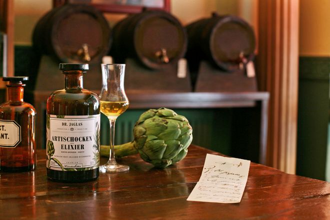 Das Artischocken-Elixier ist ein Bitterschnaps auf Artischocken-Basis mit mehr als 30 Klosterkräutern, Blüten und Wurzeln. Man kann ihn pur oder mit Tonic Water bzw. Ginger Ale genießen. Durch die Bitterkräuter auch beliebt nach dem Essen.