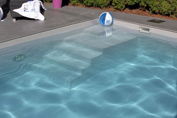 Leistungsstarke Pool-Reinigungsroboter können auch senkrechte Wände reinigen und Stufen überwinden.