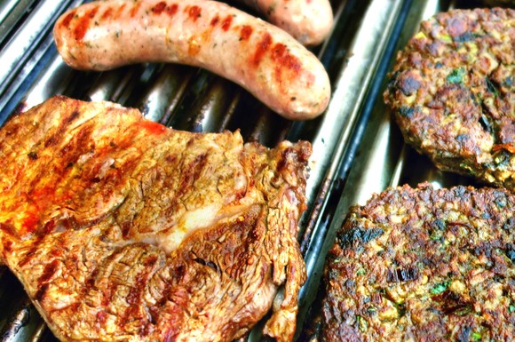 Durch das im Hokkaido-Kürbis enthaltene Beta-Carotin wird das mit der Kürbis BBQ & Grill Sauce marinierte Grillgut appetitlich braun.