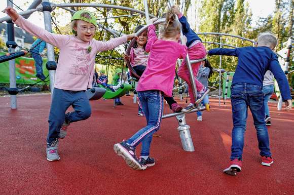 Auf dem Spielplatz fangen viele Freundschaften an - gut, wenn alle Kinder dorthin kommen können.