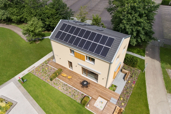 Mit einer hauseigenen Photovoltaikanlage gewinnen Bauherren sauberen Strom zum Nulltarif. Sie müssen weniger Strom zukaufen und senken die Energieausgaben.