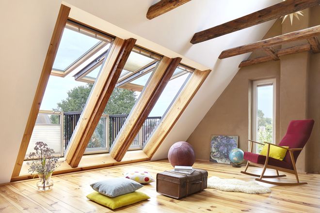Dachfenster bieten nahezu unbegrenzte Möglichkeiten. Beispielsweise wird bei manchen Herstellern im Handumdrehen ein kleiner Dachbalkon daraus.