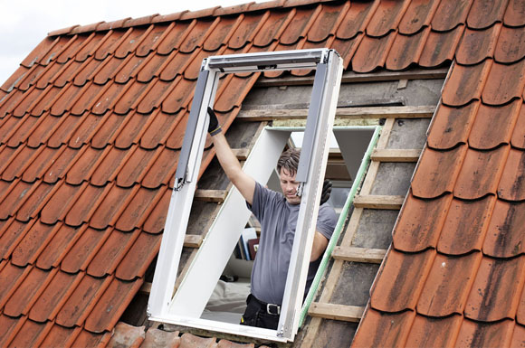 Fenstertausch leicht gemacht: Die Modernisierung von Dachfenstern kann der Fachhandwerker zumeist in nur einem Tag erledigen.