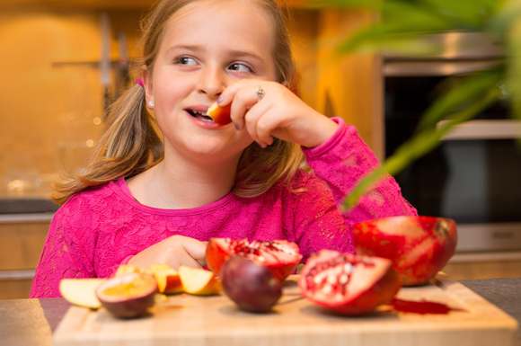 Den Nachwuchs ruhig auch exotische Früchte wie Granatapfel probieren lassen - so wird Obst zum Abenteuer.