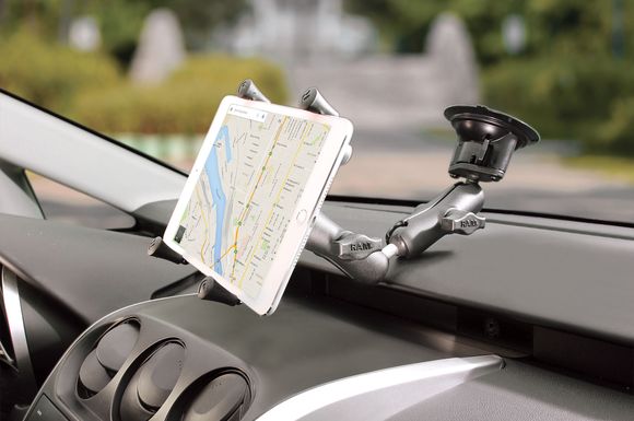 Das Navigationsgerät sollte im Auto gut sichtbar befestigt werden.