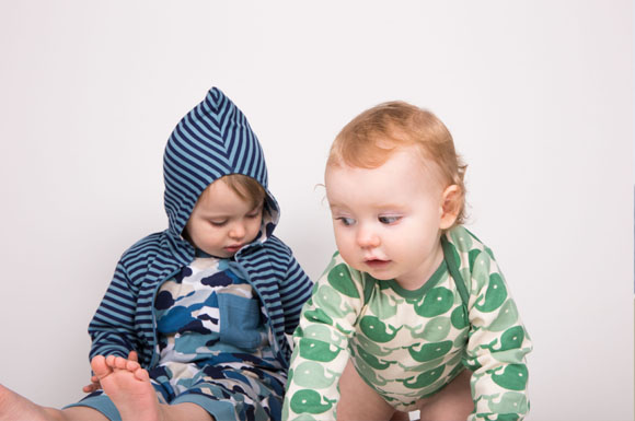 Online kann man nicht nur Windeln, Babynahrung oder Drogeriewaren kaufen, sondern auch Kleidung, Buggys, Autositze und Babyfons.