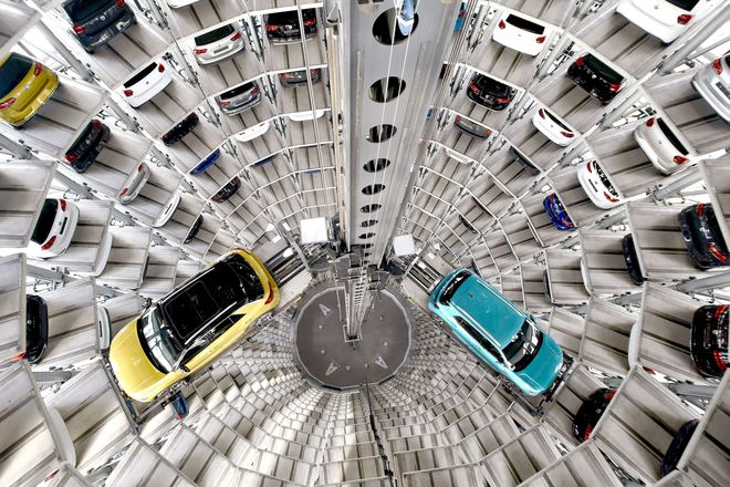 Wahrzeichen der Autostadt in Wolfsburg sind zwei Autotürme, die nachts illuminiert werden und weithin sichtbar sind.