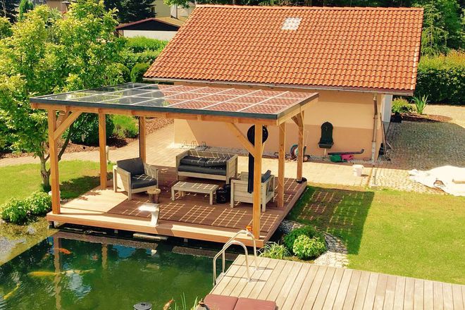 Umweltfreundliche Energie frei Haus: Dachflächen etwa über der Terrasse oder am Carport lassen sich nutzen, um selbst Solarstrom zu gewinnen.