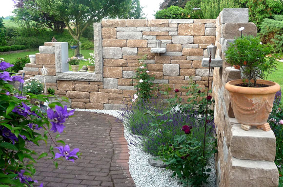 Gestaltung aus einem Guss: Gartenwege und Mauern lassen sich nach eigenen Ideen mit dem langlebigen Baumaterial realisieren.