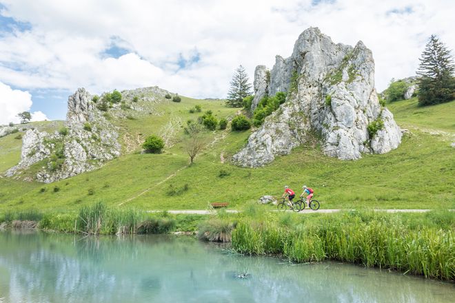 Im Eselsburger Tal rollen die Radler durch eine sagenumwobene Felsenlandschaft.