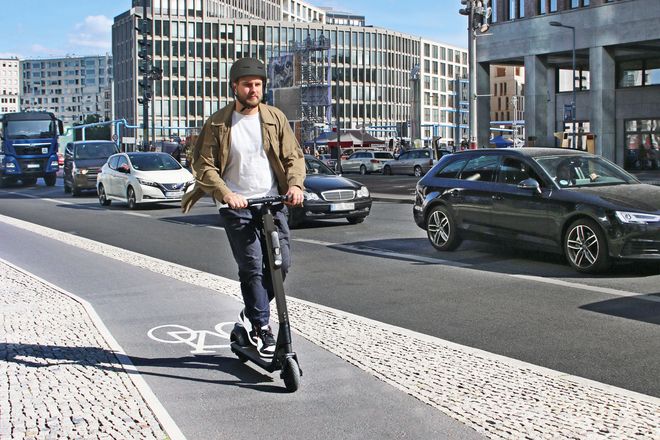 Mit verstärkter Aufklärung sollen die Regelkenntnisse der E-Scooter-Nutzenden verbessert und die Sicherheit aller Verkehrsteilnehmenden erhöht werden.