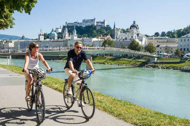 Die Kombination aus Landschaft und Architektur, Kunst und Kultur sowie Tradition und Moderne macht den Reiz der Mozartstadt Salzburg mit ihren vielen Sehenswürdigkeiten aus. Von Eugendorf aus ist es mit dem Fahrrad nur ein Katzensprung nach Salzburg.