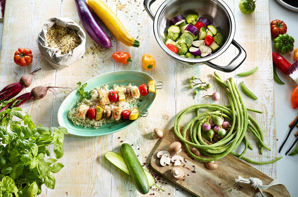 Beim schonenden Garen behält das Gemüse deutlich mehr Vitamine, Mineral- und Geschmacksstoffe als beim Kochen mit Wasser.