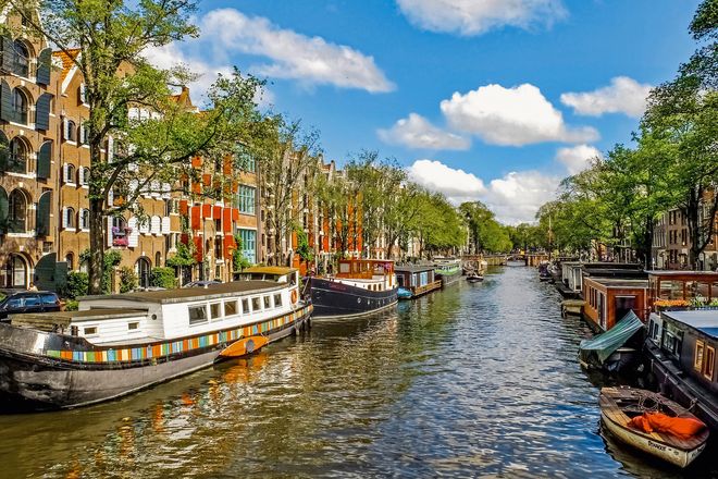 Kreuzfahrtgäste können in Amsterdam eine Grachtenfahrt buchen.