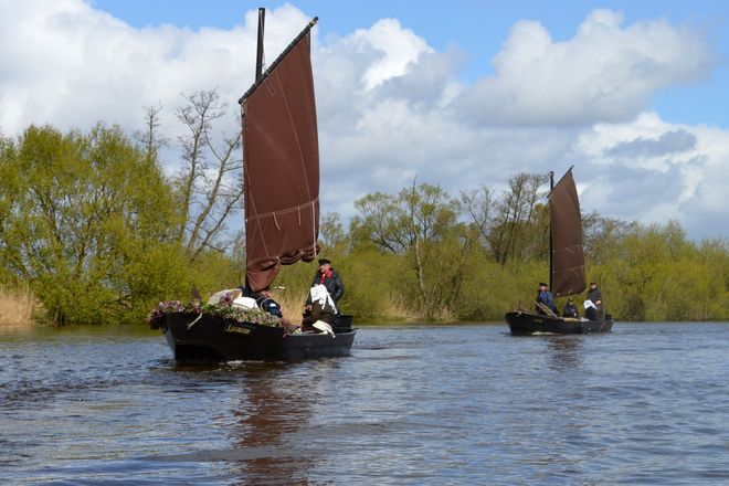 Torfkähne bildeten von der Mitte des 18. Jahrhunderts bis Anfang des 20. Jahrhunderts die einzigen Transportmittel im Teufelsmoor. Auch heute kann man auf den schwarzen Eichenholzbooten mit den braunen Segeln eine Tour durchs Teufelsmoor unternehmen.