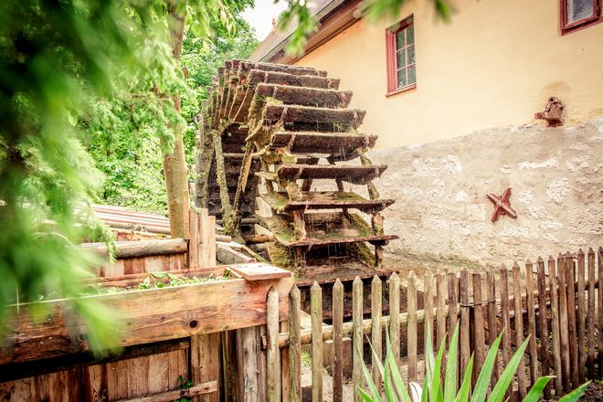 Alte Mühle in Giengen-Burgberg: Das Mühlrad, das sich auch heute noch dreht, ist mit sechs Metern Durchmesser eines der größten in Deutschland.