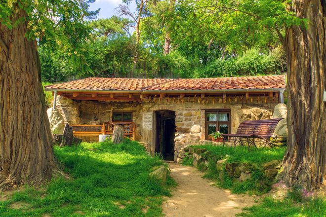 Die Höhlenwohnungen in Langenstein wirken wie die Behausungen von Hobbits im Märchen.