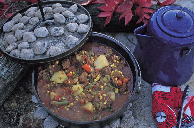 Deftiger Eintopf direkt aus dem Dutch Oven - so lecker kann Winterküche draußen schmecken.