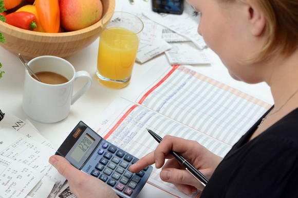 Die Haushaltskasse gut im Griff: Wer Einnahmen und Ausgaben regelmäßig im Haushaltskalender notiert, behält den Überblick.