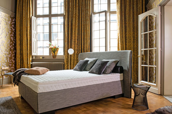 Stylish und rundum gemütlich: Mit einem modernen Wasserbett lässt sich das Schlafzimmer in eine Wellness-Oase verwandeln.