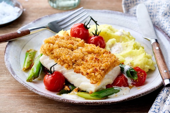 Mit einem cremigen Meerrettichpüree und frischem Gemüse wird Fisch zu einem aromatischen Genuss.