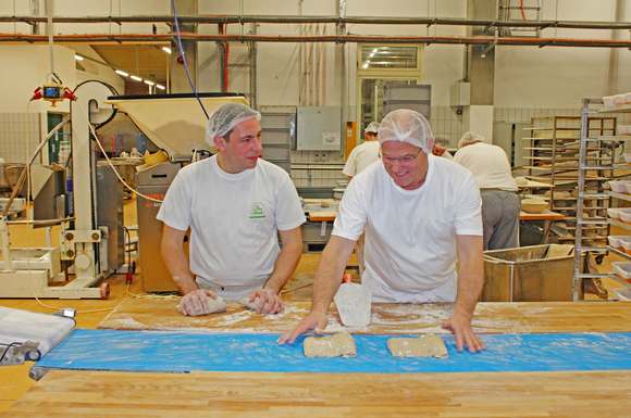 In der Großbäckerei stellen die Bäcker Waldemar und Harald täglich Brote und Brötchen von Hand her.