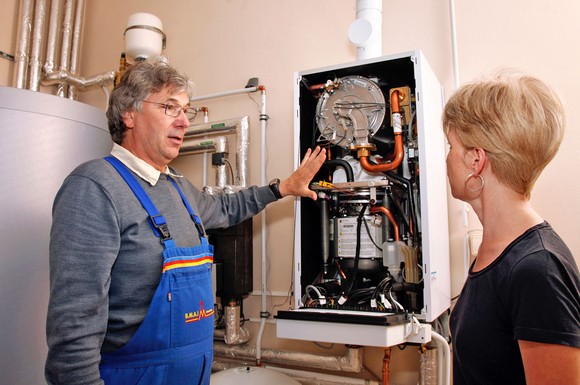 Vor einer neuen, langfristigen Entscheidung zur Wärmeversorgung sollte sich der Fachhandwerker erst einmal die Heizungsanlage anschauen, um dann eine optimale Lösung finden zu können.