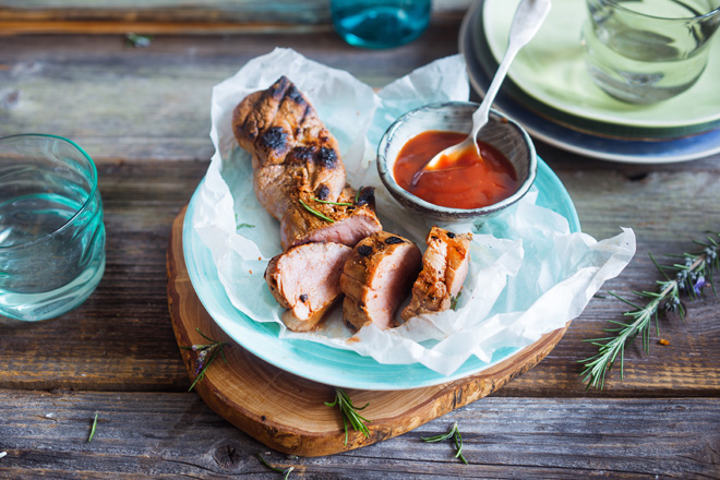 Barbecue-Schweinefilet; Der ausgewogene Geschmack von Langnese Flotte Biene Wildblütenhonig sorgt in der Marinade für eine feine Süße und ergänzt die Soße zum Fleisch perfekt.