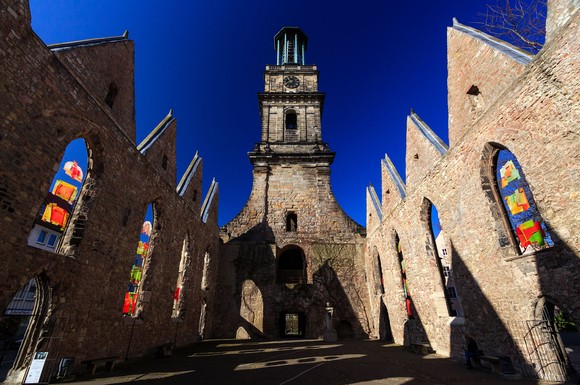 Die Ruine der Aegidienkirche in der Innenstadt von Hannover ist heute eine atemraubendes Mahnmal.