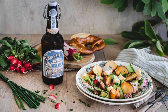 Das typische bayerische Helle wird auch über den Freistaat hinaus immer beliebter. Dazu passt zum Beispiel ein Brezel-Panzanella.