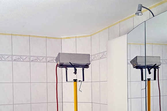 Schimmel dauerhaft bekämpfen: Erst Wände und Decken mit dem bauphysikalisch wirkenden Anstrich einstreichen, gut trocknen lassen, eventuell mit einem Wärmestrahler nachhelfen und der Feuchte- und Schimmelschutz ist dauerhaft wirksam.