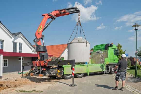 Der Einbau fertiger Regenwassertanks mit vorinstallierter Versorgungstechnik ist schnell durchzuführen.