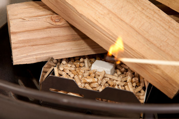 Eine zündende Idee für schnelle Wärme: Mit dem Anzündkorb, der mit Holzpellets befüllt wird, lässt sich das Kaminfeuer in weniger als drei Minuten entfachen.