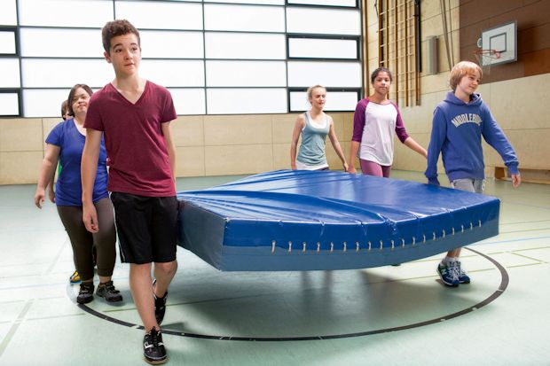Nicht nur im Sportunterricht in der Schule, sondern auch nach Schulschluss sollten Kinder erst einmal ihren Bewegungsdrang ausleben dürfen.