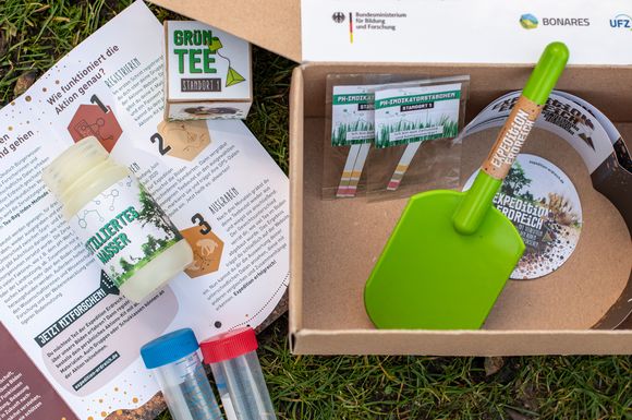 Die für den Teebeutel-Test benötigten Materialien inklusive der genormten Teebeutel können sich Interessierte bis Mitte Juli kostenlos zuschicken lassen.