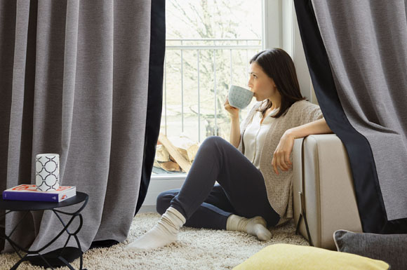 Behaglichkeit in der kalten Jahreszeit: Mit Thermostoffen lassen sich Wärmeverluste und Heizkosten ebenso unkompliziert wie dekorativ eindämmen.