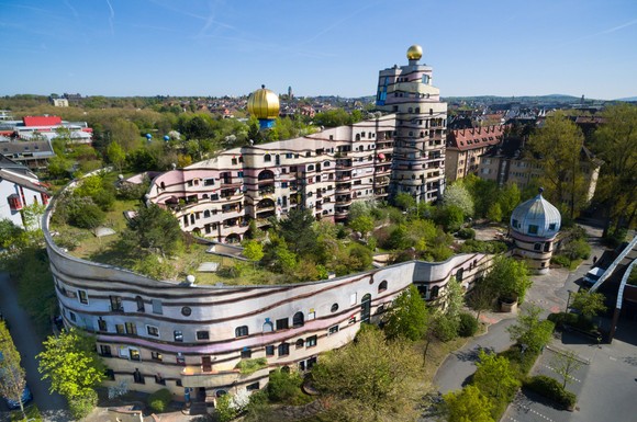 Begrünte Gebäude sind nicht nur ein Blickfang, sondern verbessern auch das Mikroklima in städtischen Räumen spürbar.